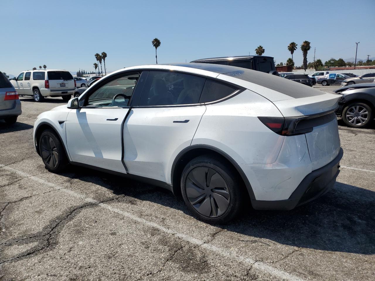 2026 Tesla Model Y - Фото 2