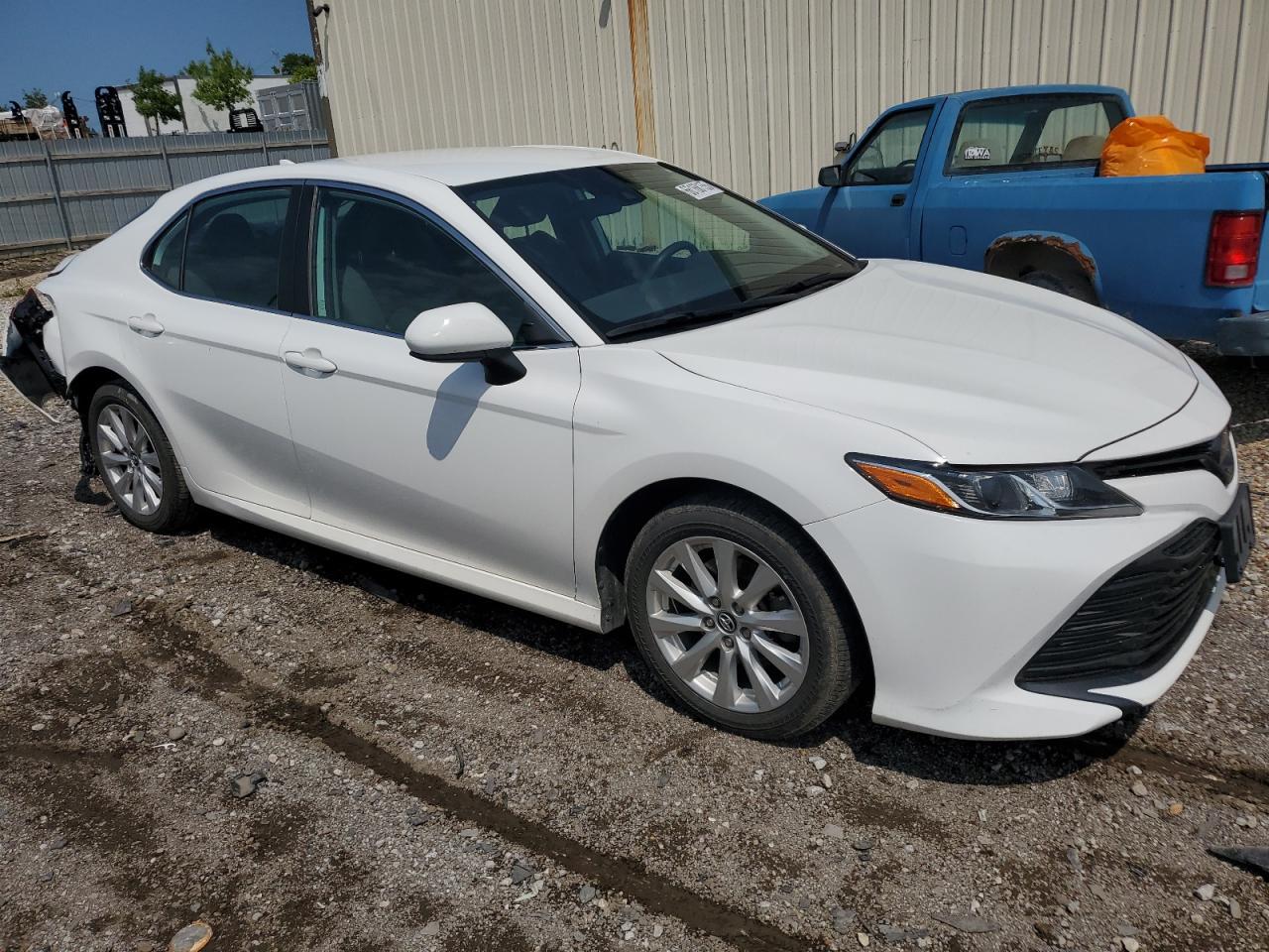 2020 Toyota Camry Le - Фото 4