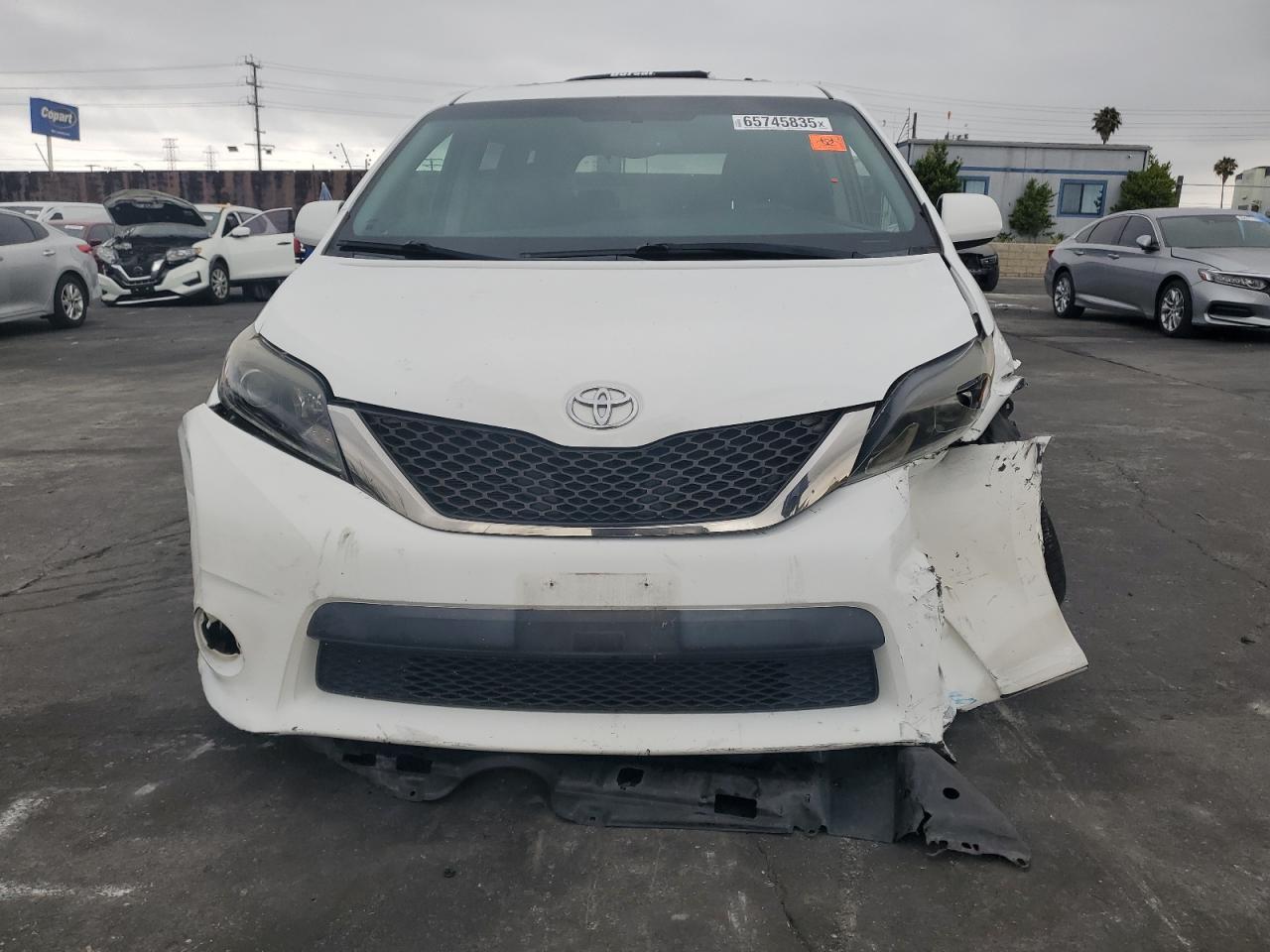 2015 Toyota Sienna Sport - Image 5
