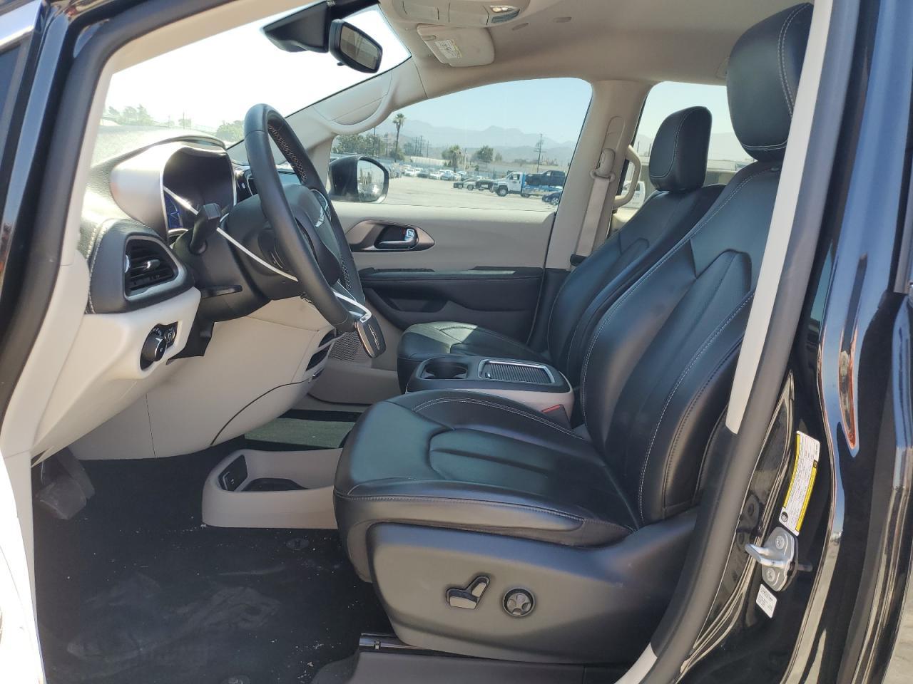 2023 Chrysler Pacifica Hybrid Touring L - Image 7