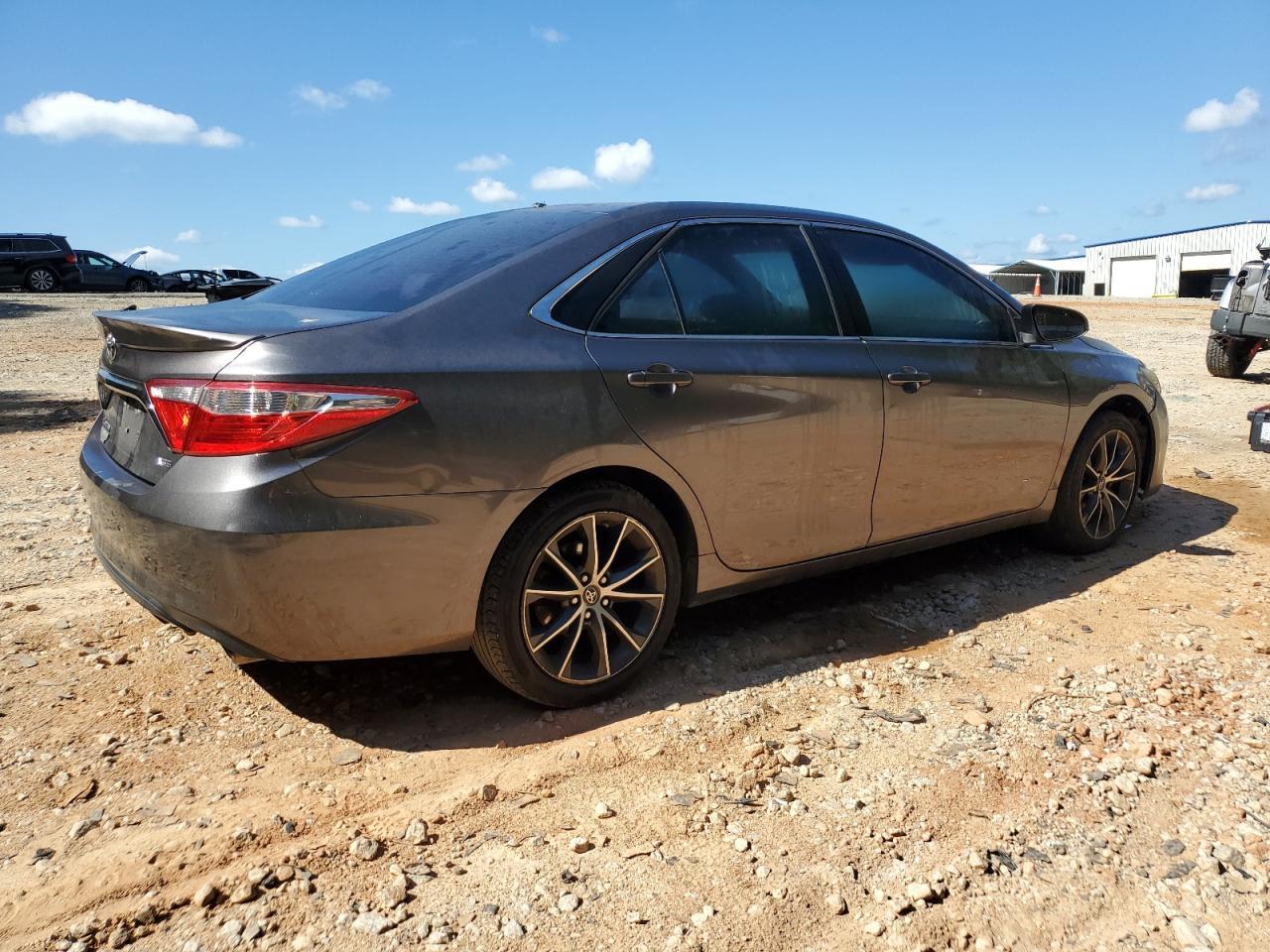 2015 Toyota Camry Le - Фото 3