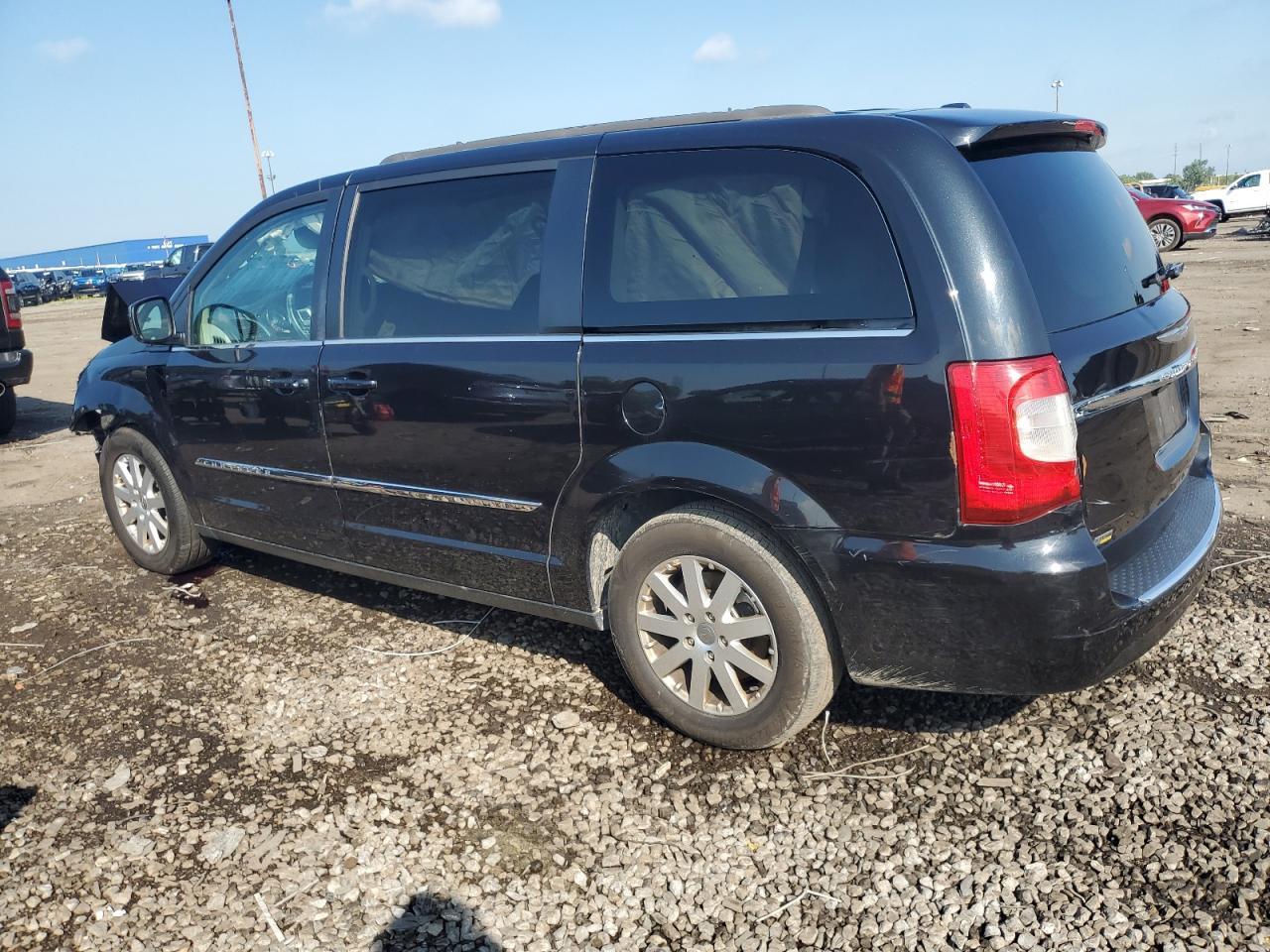 2015 Chrysler Town & Country Touring - Фото 2