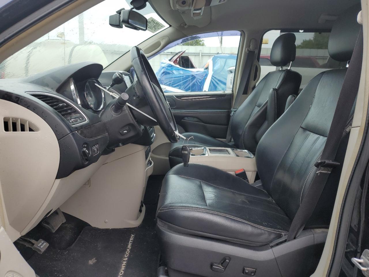 2011 Chrysler Town & Country Touring L - Фото 7
