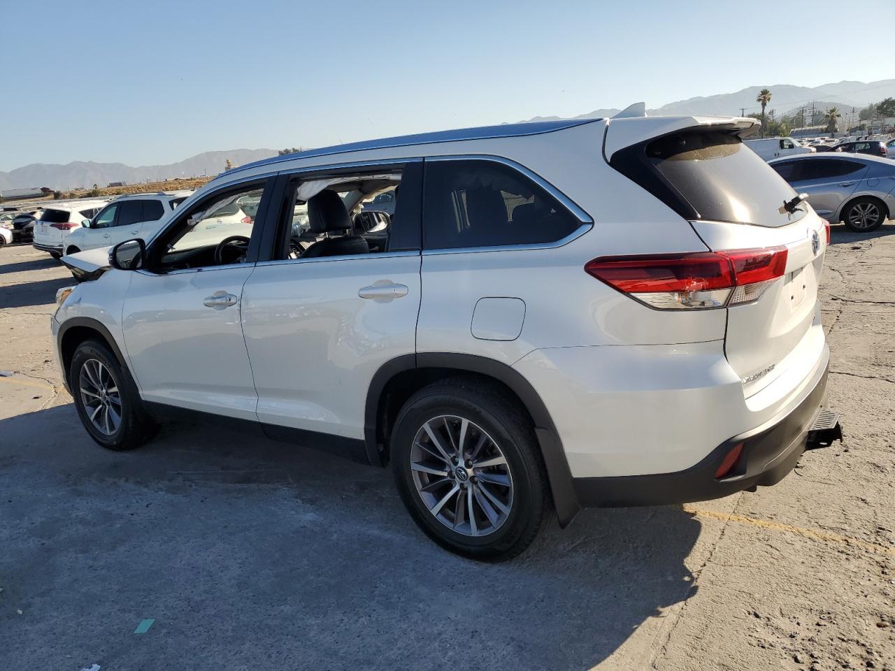 2019 Toyota Highlander Se - Фото 2