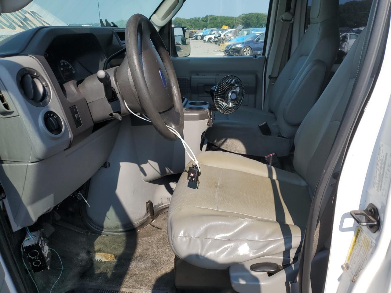 2012 Ford Econoline E250 Van - Фото 7