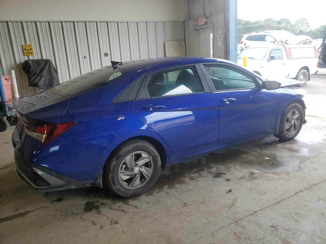 2025 Hyundai Elantra Se - Image 3