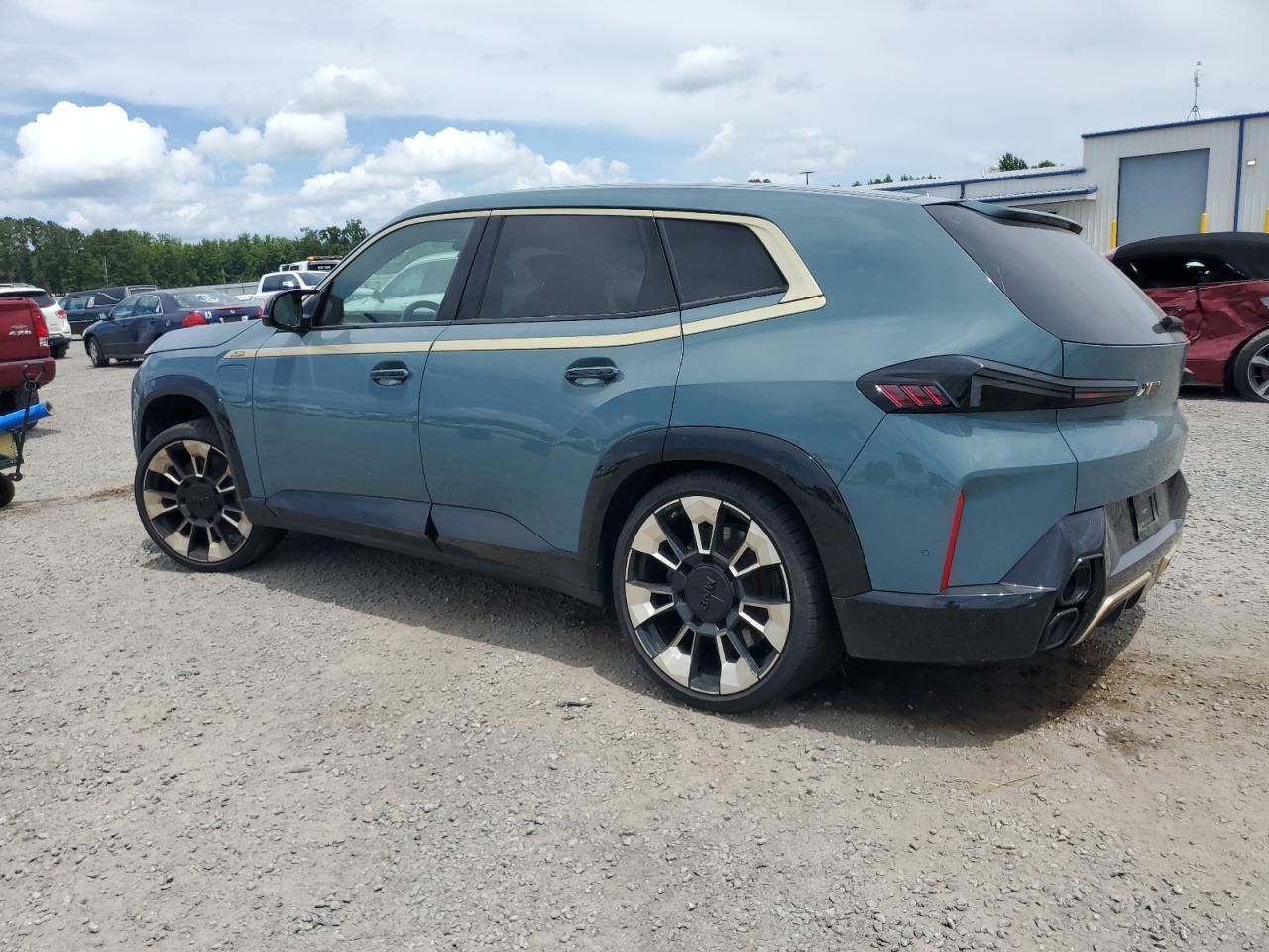 2023 BMW Xm - Image 2