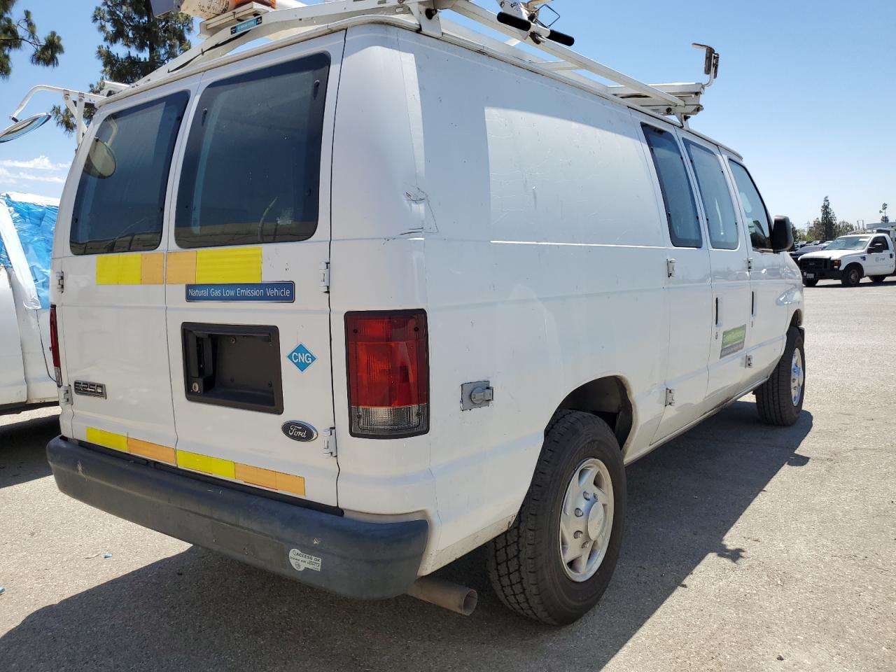 2010 Ford Econoline E250 Van - Фото 3