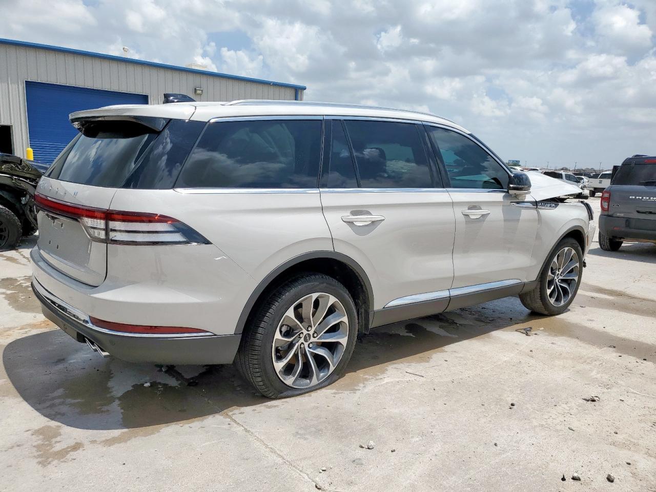 2025 Lincoln Aviator Reserve - Image 3