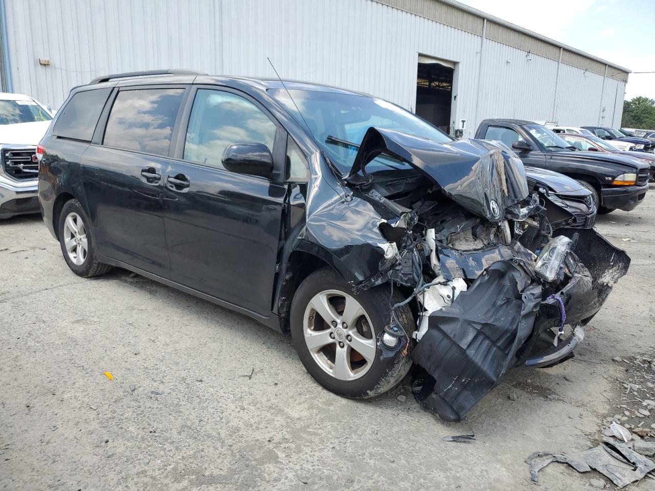 2011 Toyota Sienna Le - Image 4