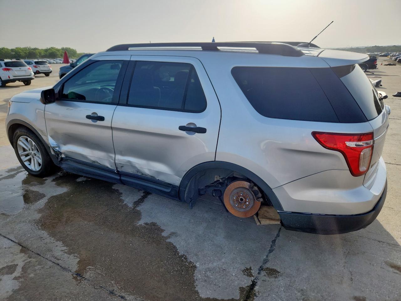 2015 Ford Explorer - Фото 2