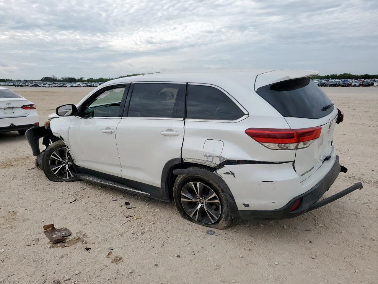 2019 Toyota Highlander Le - Фото 2