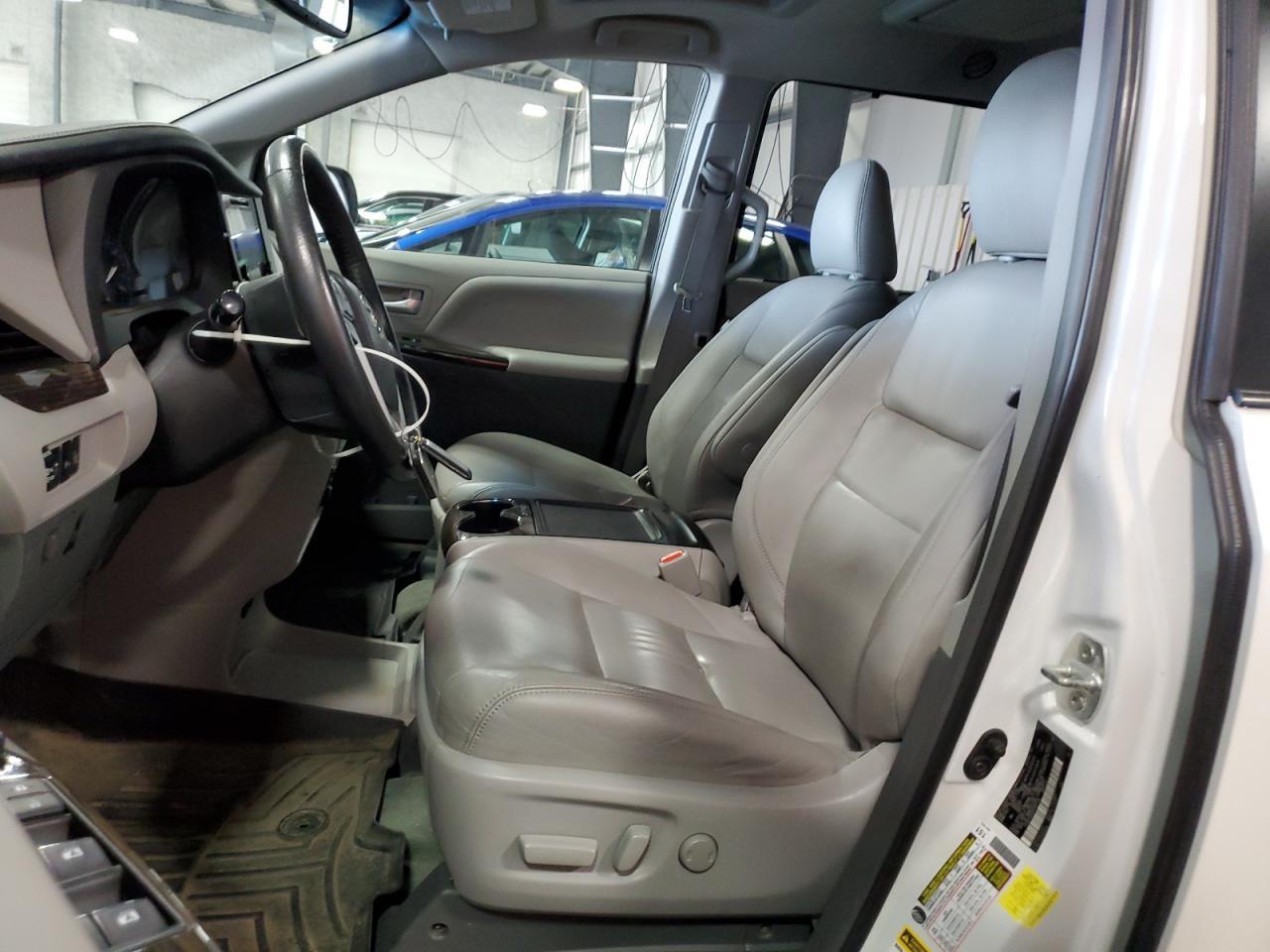 2017 Toyota Sienna Xle - Image 7