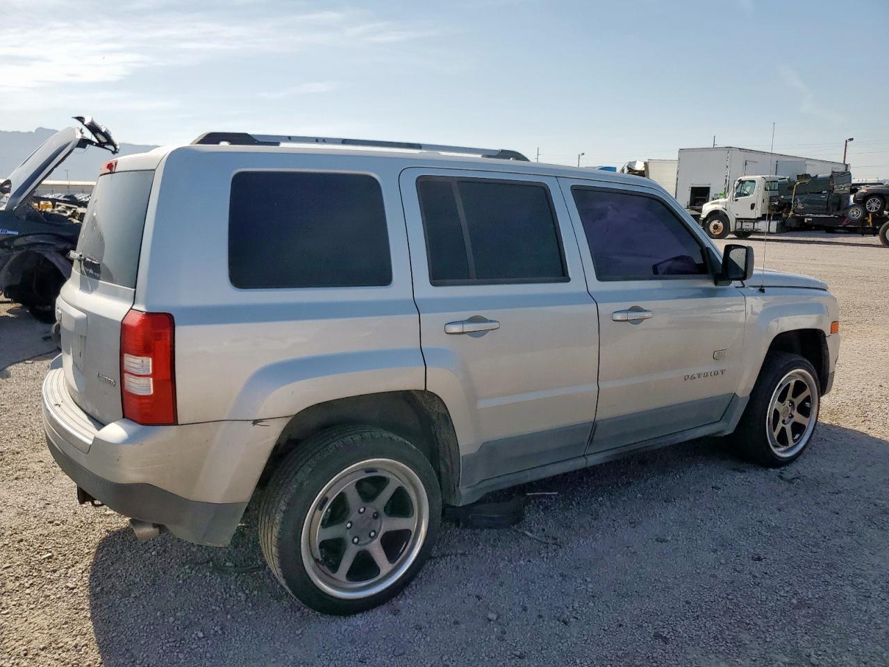 2011 Jeep Patriot Latitude - Фото 3