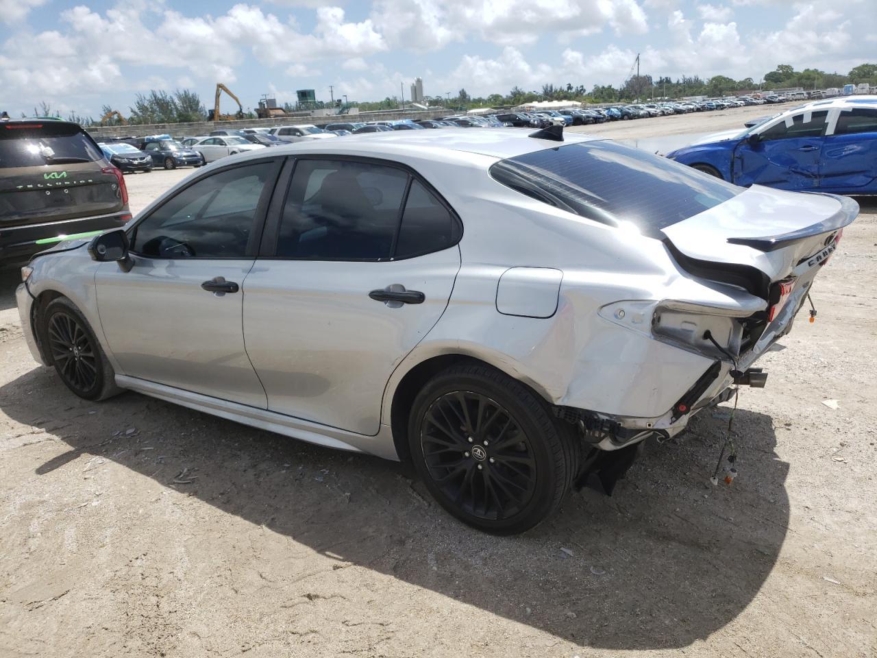 2020 Toyota Camry Se - Фото 2