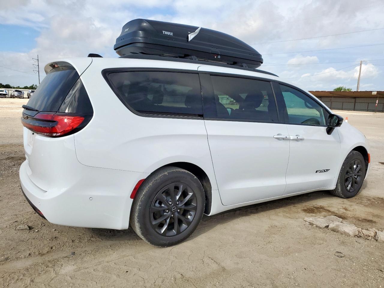 2025 Chrysler Pacifica Select - Image 3