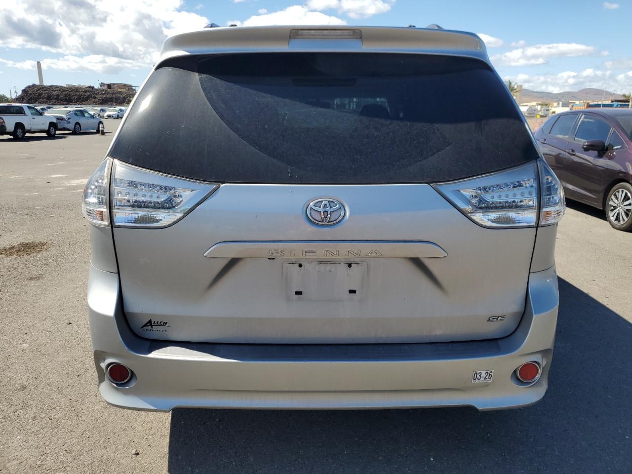 2011 Toyota Sienna Sport - Фото 6
