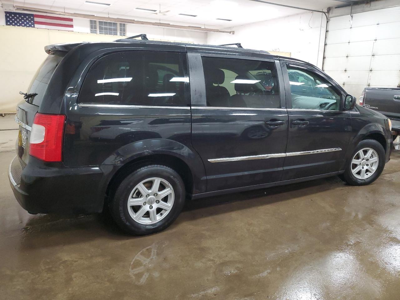 2013 Chrysler Town & Country Touring - Image 3