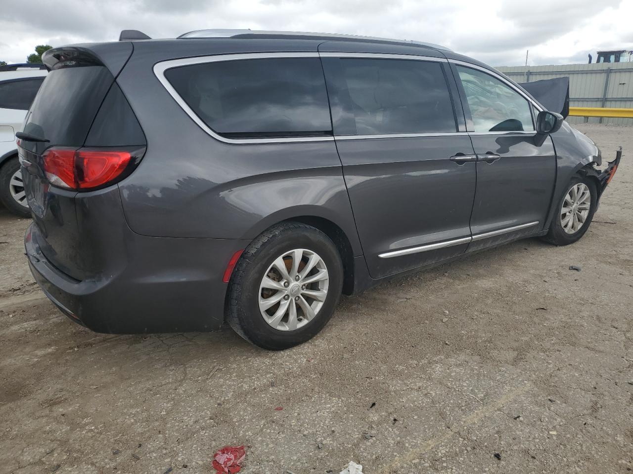 2019 Chrysler Pacifica Touring L - Image 3