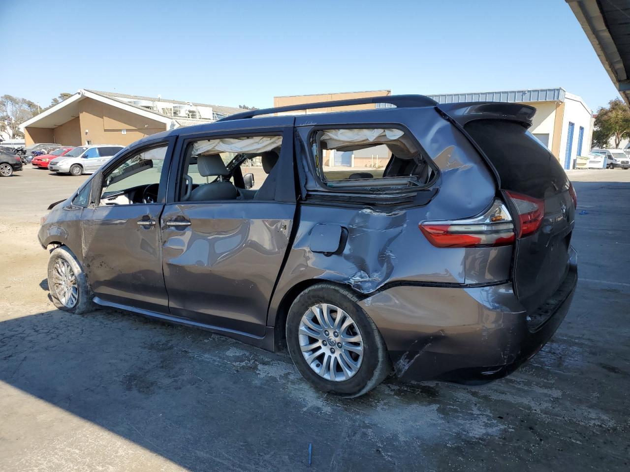 2016 Toyota Sienna Xle - Image 2