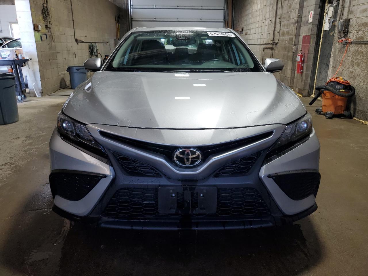 2021 Toyota Camry Se - Фото 5