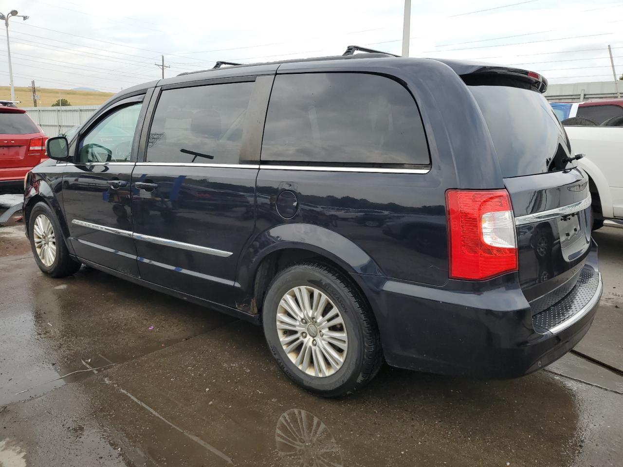 2011 Chrysler Town & Country Touring L - Фото 2