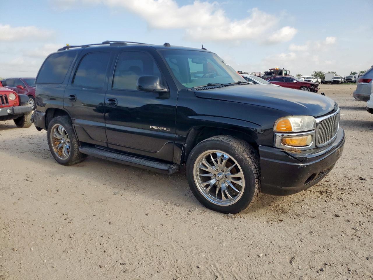 2005 GMC Yukon Denali - Image 4
