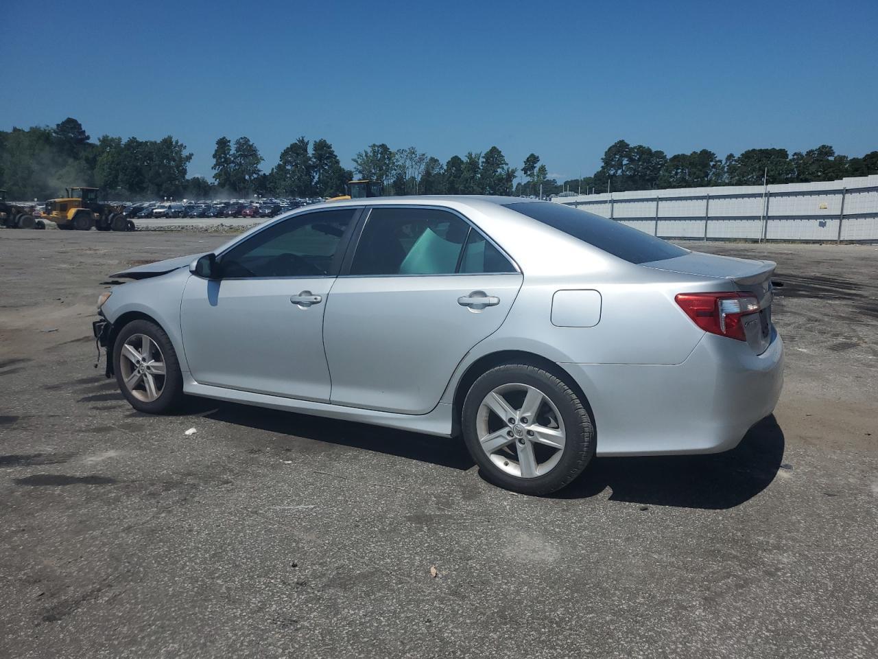 2014 Toyota Camry L - Фото 2