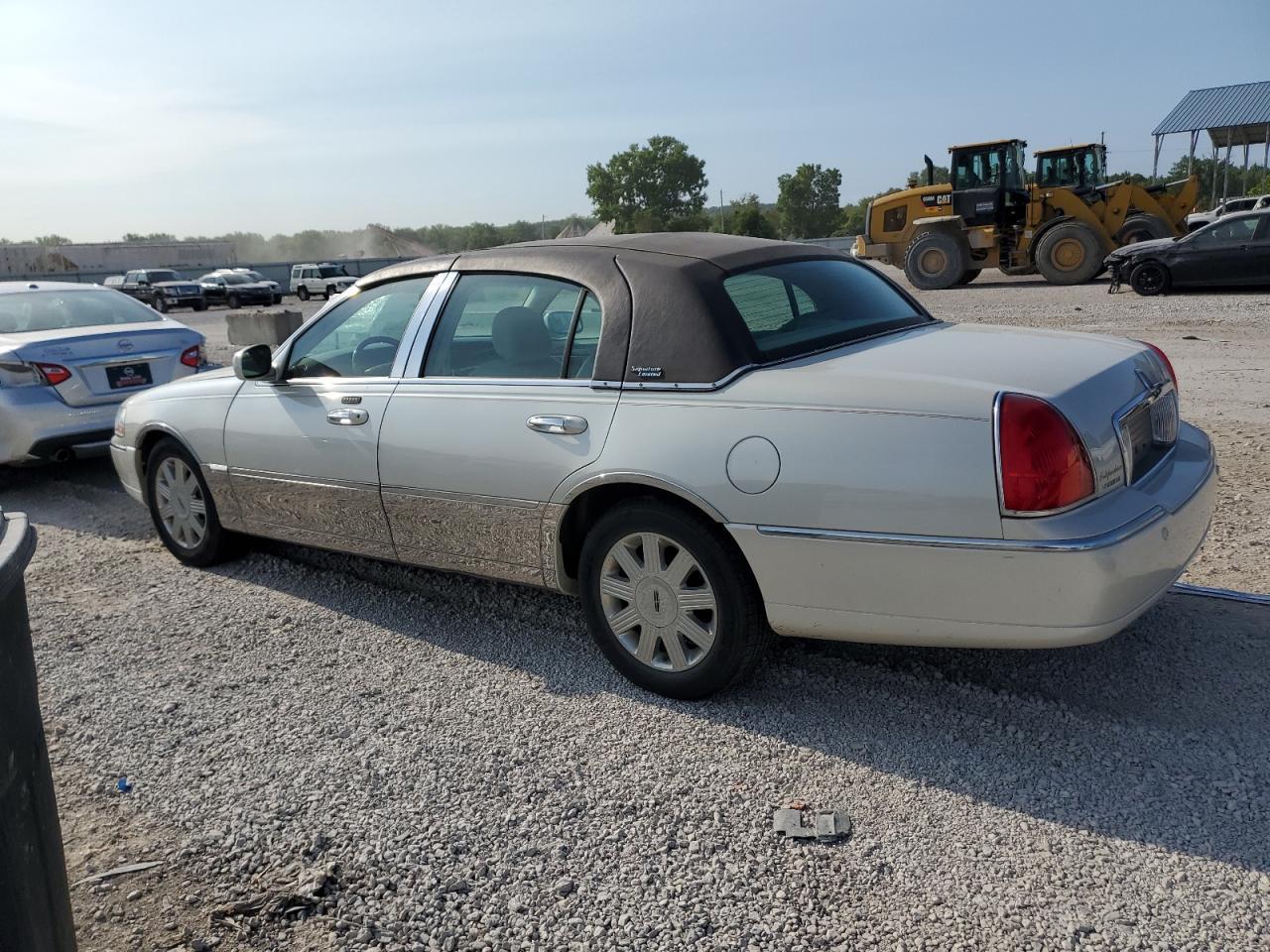 2005 Lincoln Town Car Signature Limited - Фото 2