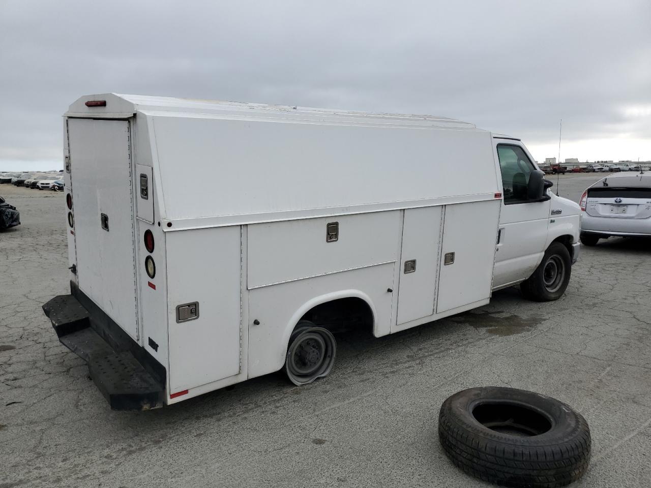 2013 Ford Econoline E350 Super Duty Cutaway Van - Фото 3