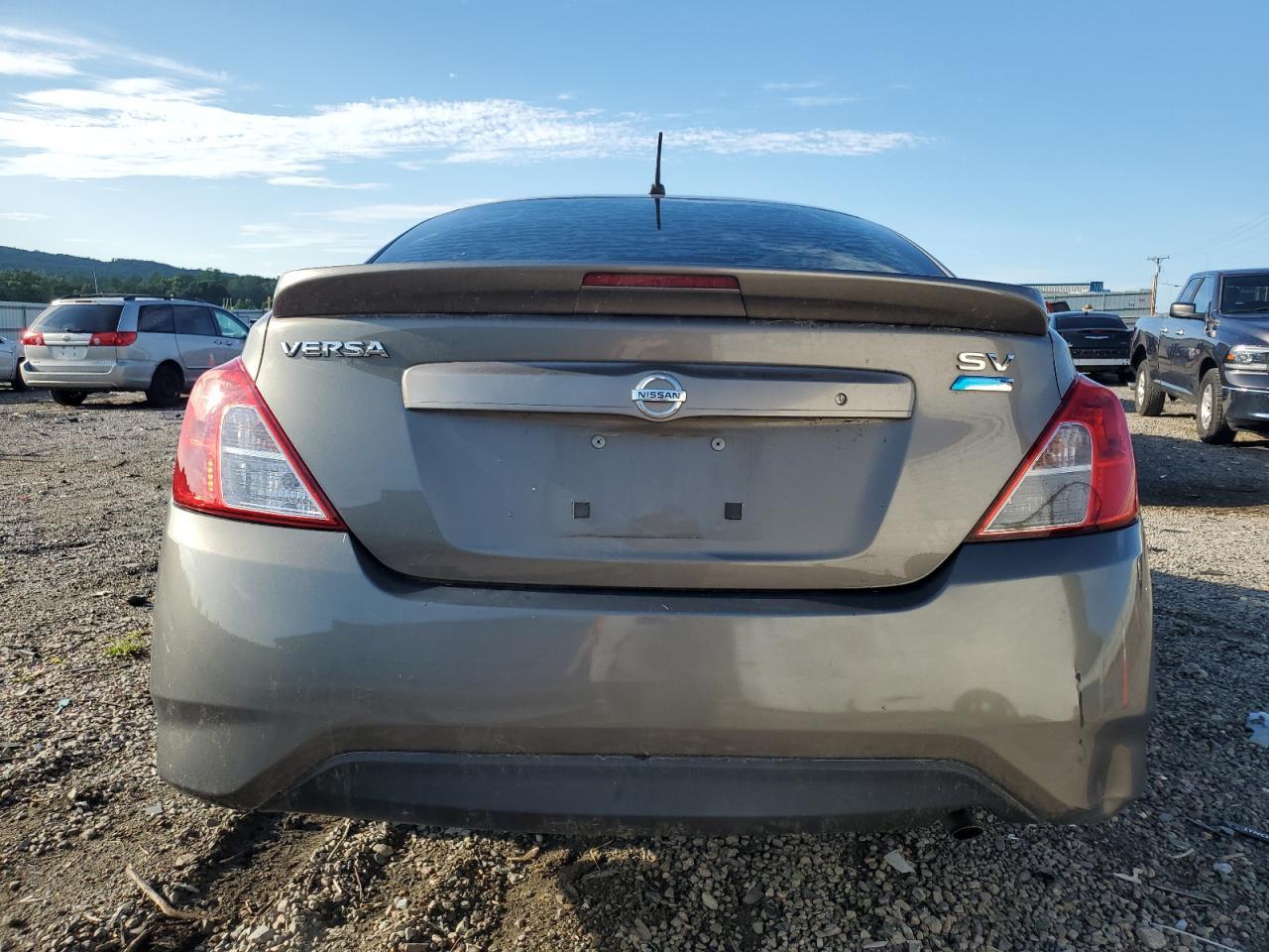 2015 Nissan Versa S - Фото 6