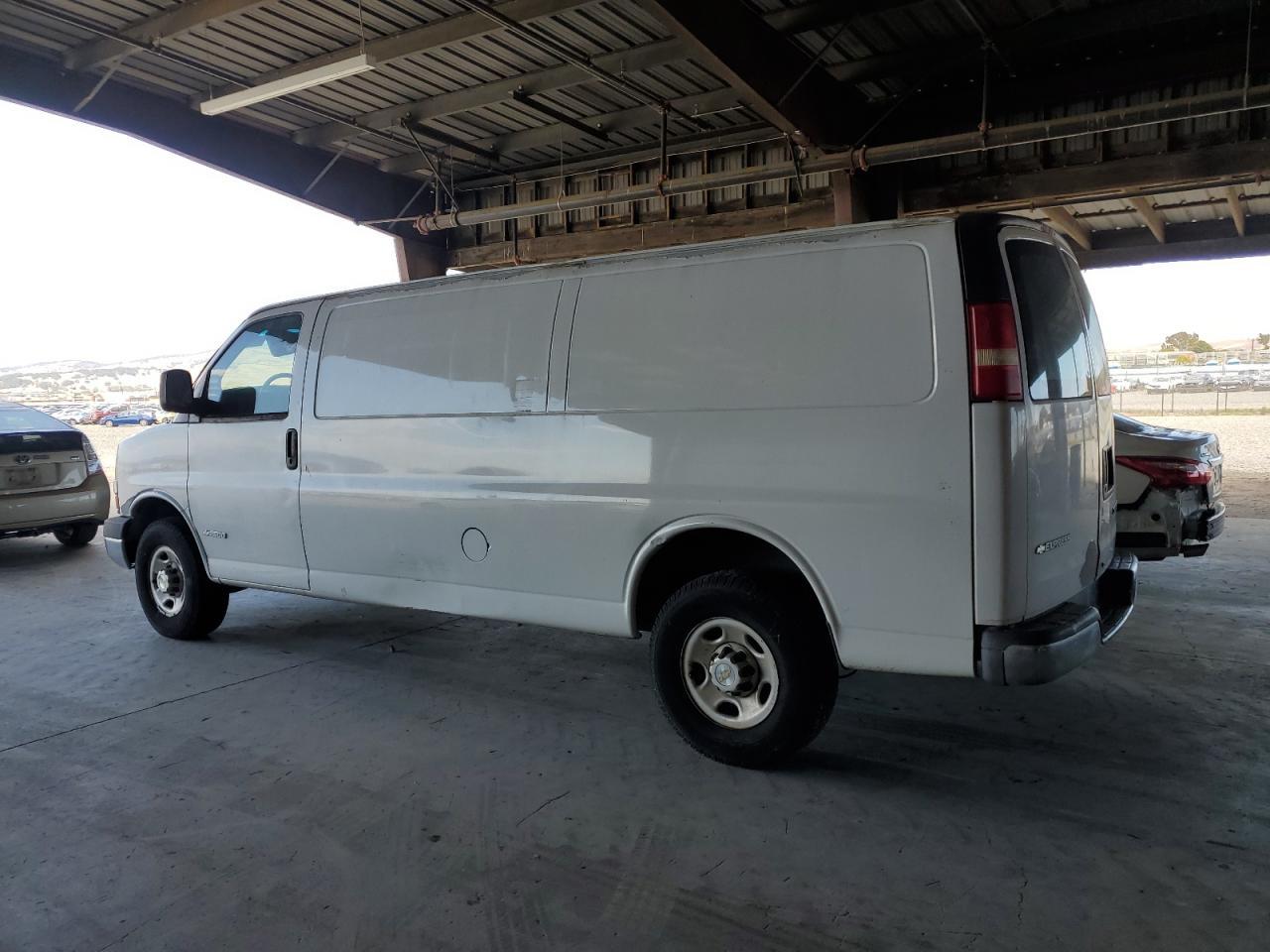 2005 Chevrolet Express G2500 - Image 2