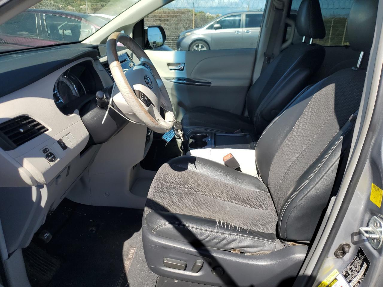 2011 Toyota Sienna Sport - Фото 7
