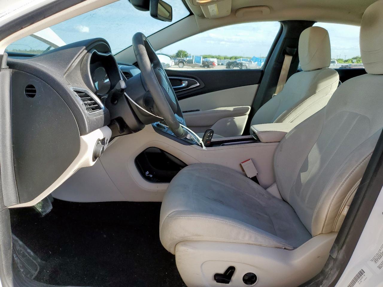 2015 Chrysler 200 Limited - Фото 7