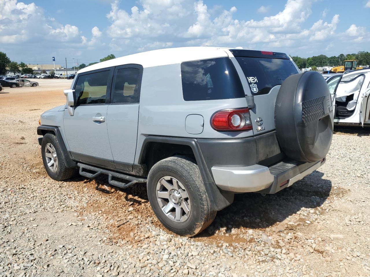 2014 Toyota Fj Cruiser - Image 2