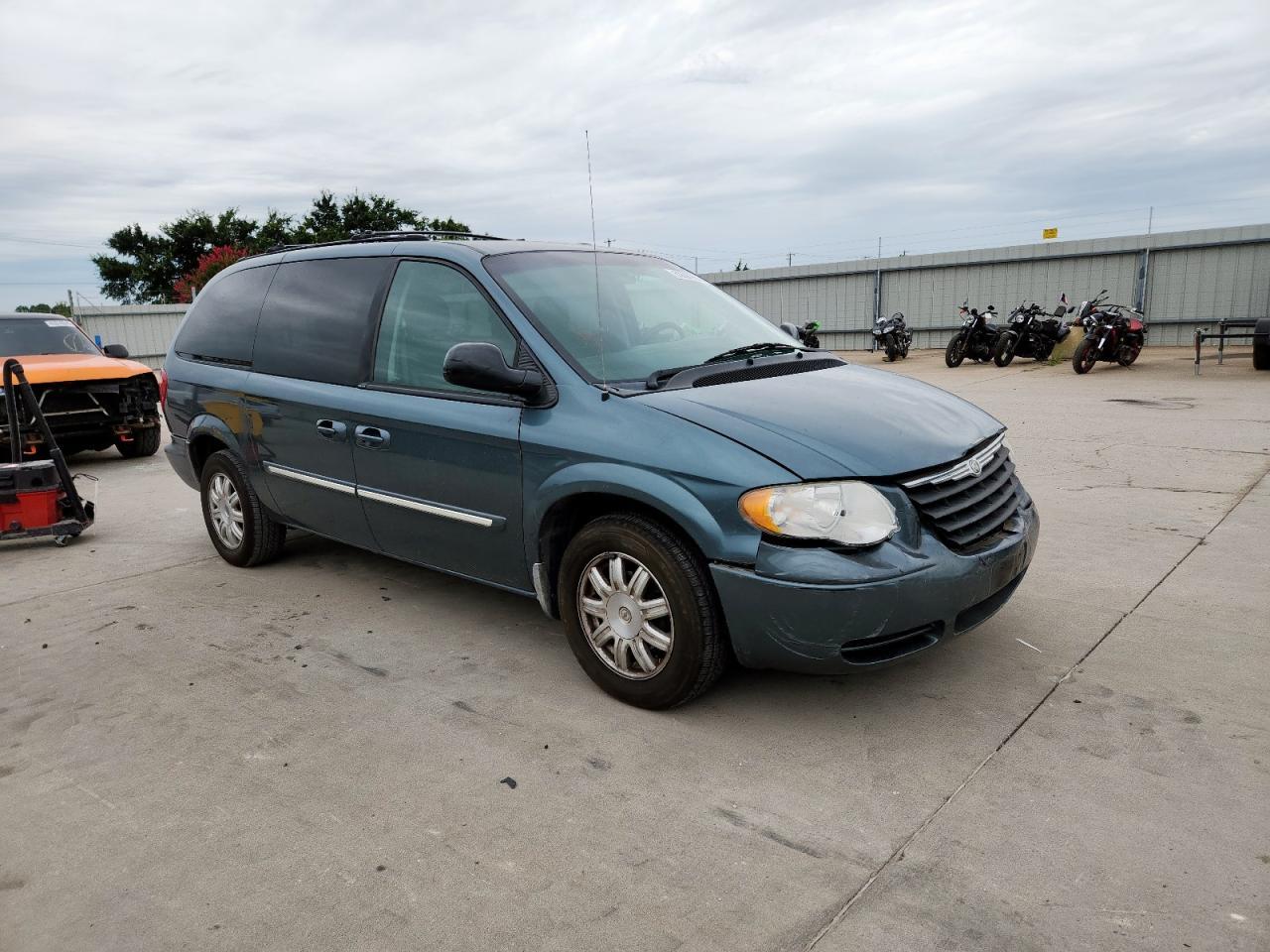 2005 Chrysler Town & Country Touring - Фото 4