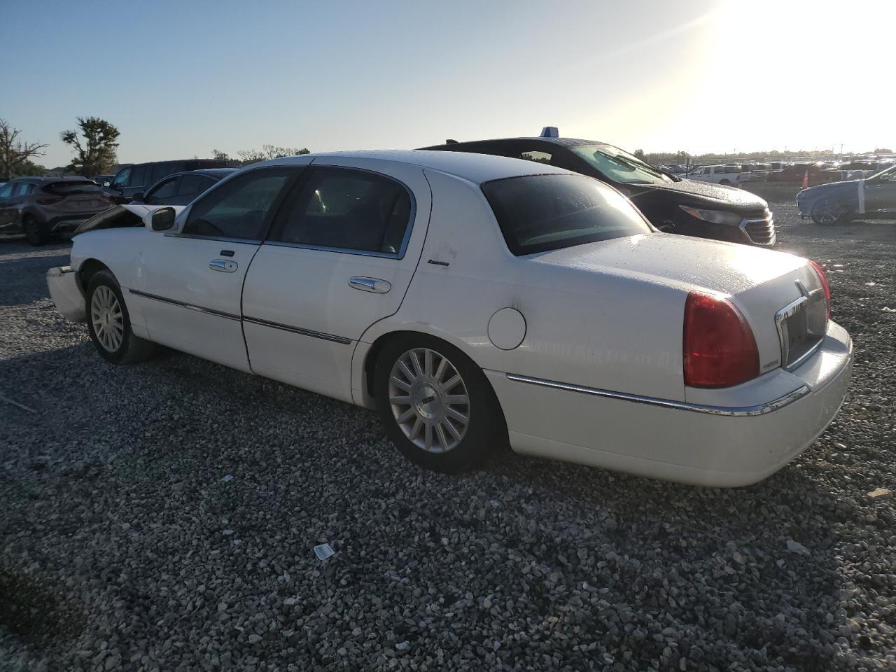 2003 Lincoln Town Car Executive - Фото 2