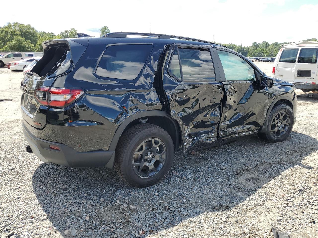 2025 Honda Pilot Trailsport - Image 3