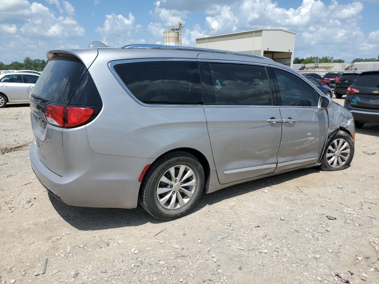 2018 Chrysler Pacifica Touring L - Image 3