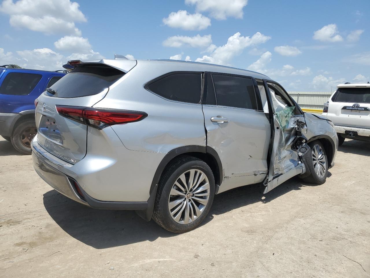 2022 Toyota Highlander Platinum - Фото 3