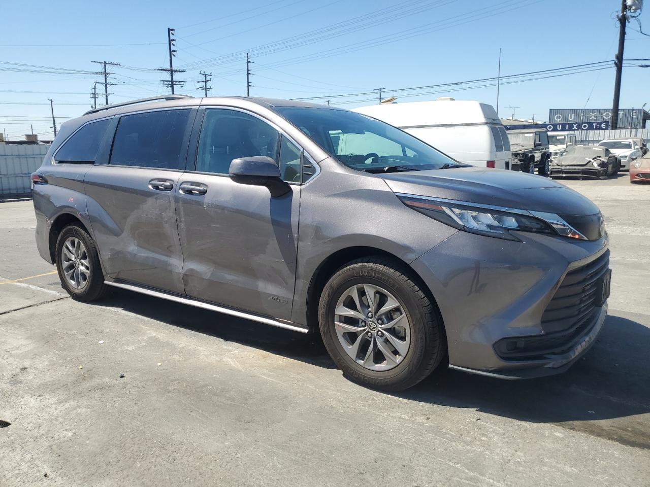 2021 Toyota Sienna Le - Image 4