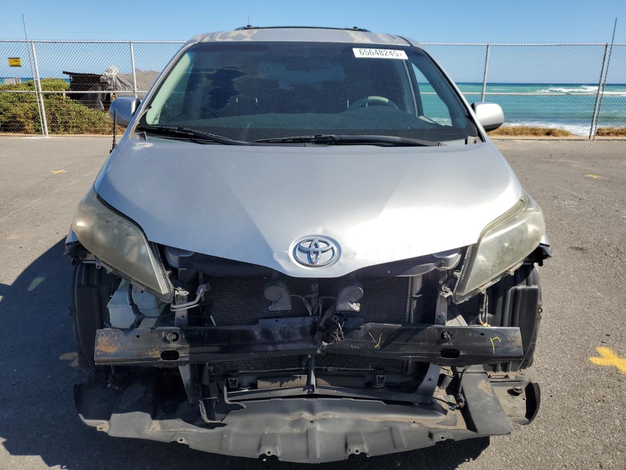 2011 Toyota Sienna Sport - Фото 5