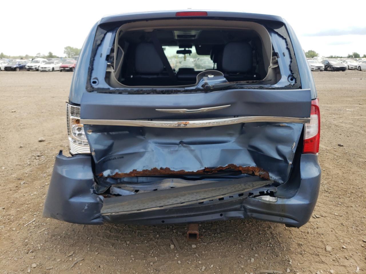 2012 Chrysler Town & Country Touring L - Image 6