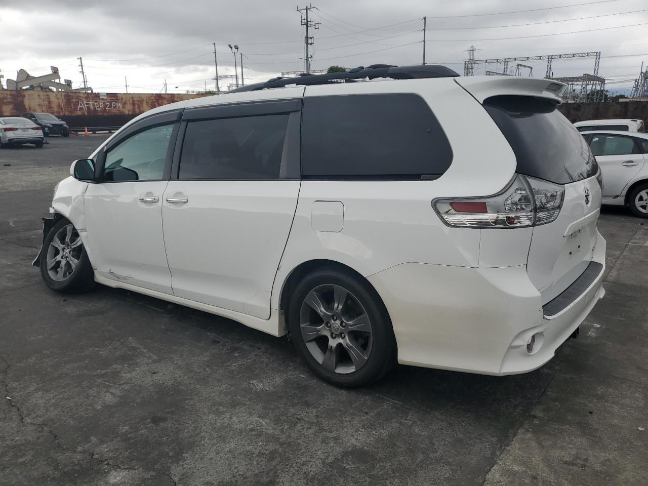 2015 Toyota Sienna Sport - Image 2