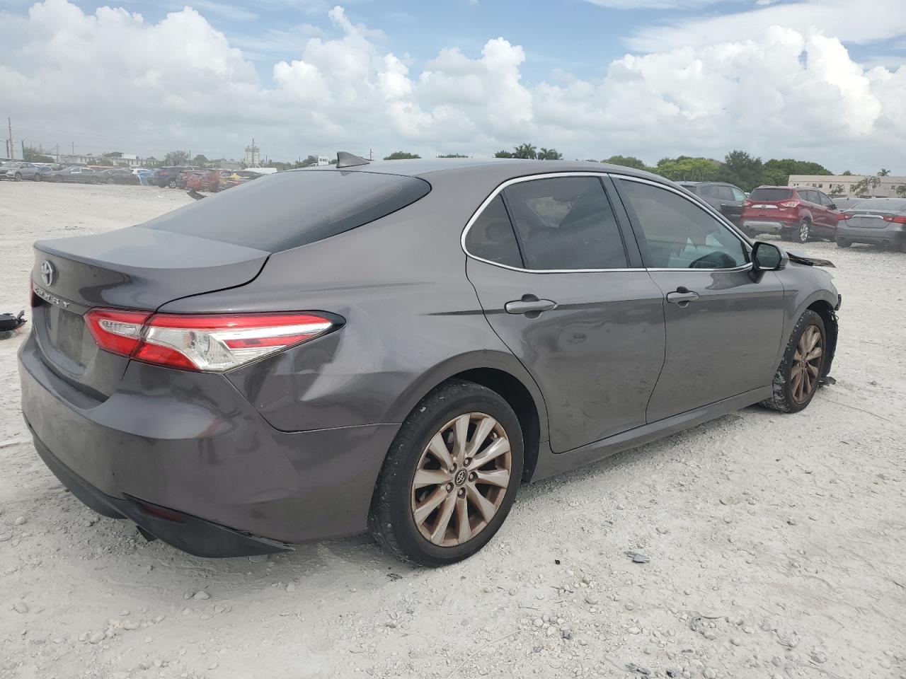 2020 Toyota Camry Le - Фото 3