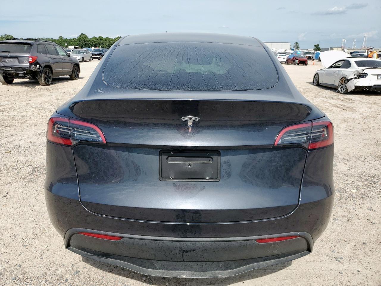 2025 Tesla Model Y - Фото 6