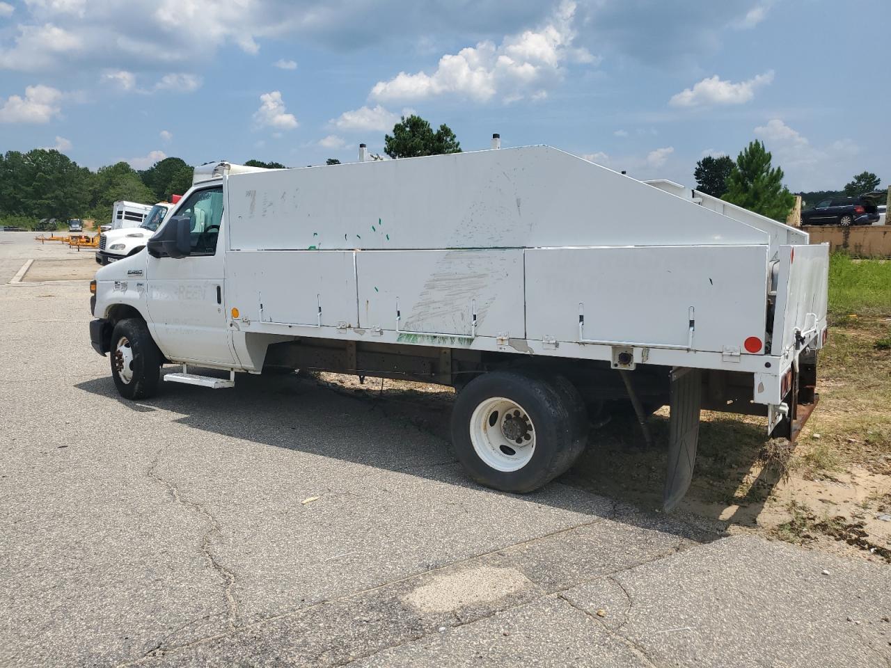 2011 Ford Econoline E450 Super Duty Cutaway Van - Фото 2