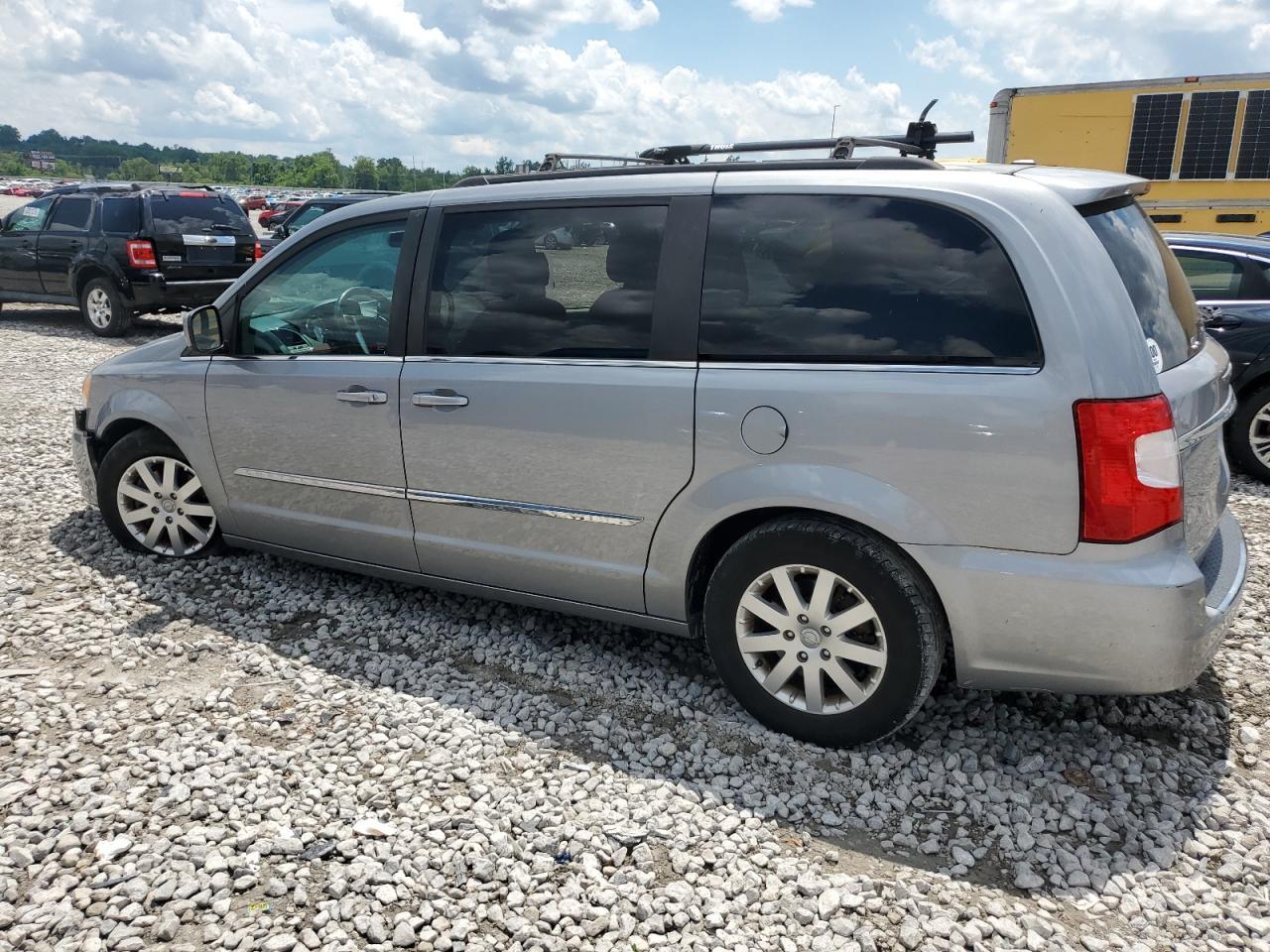 2015 Chrysler Town & Country Touring - Image 2