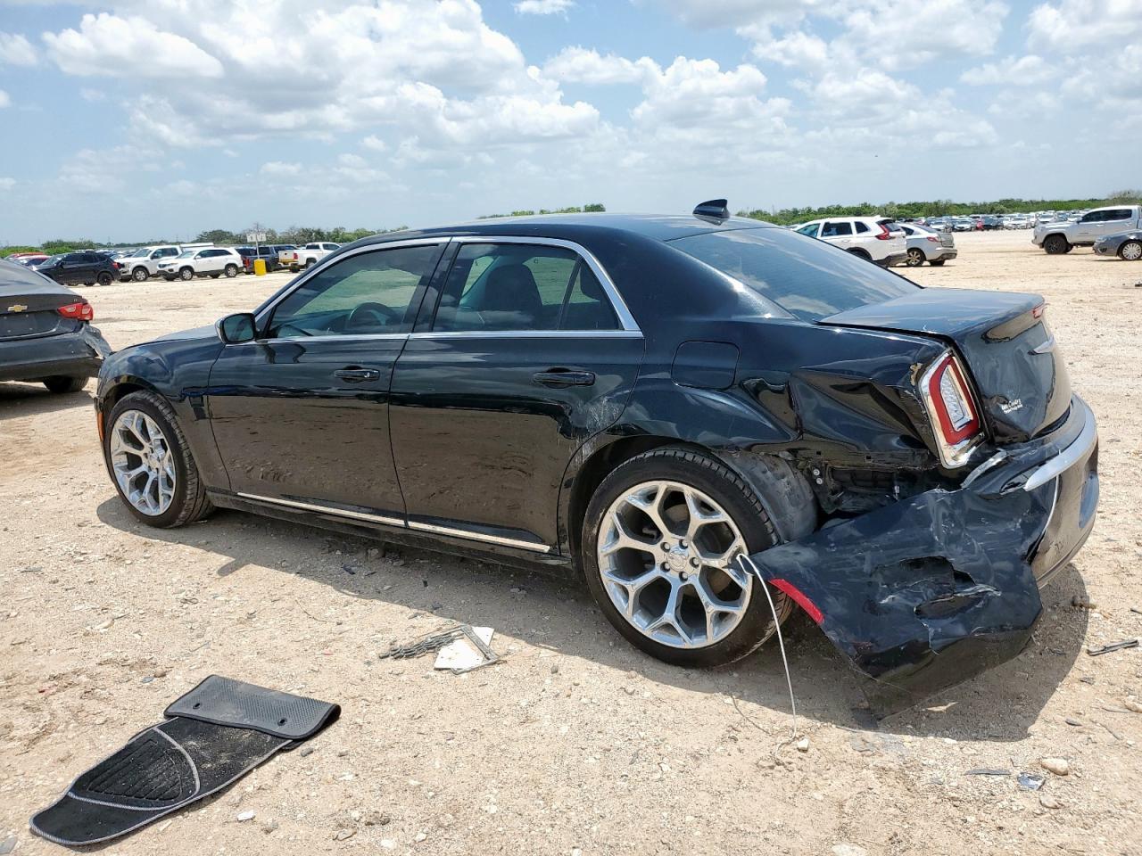 2018 Chrysler 300 Touring - Фото 2