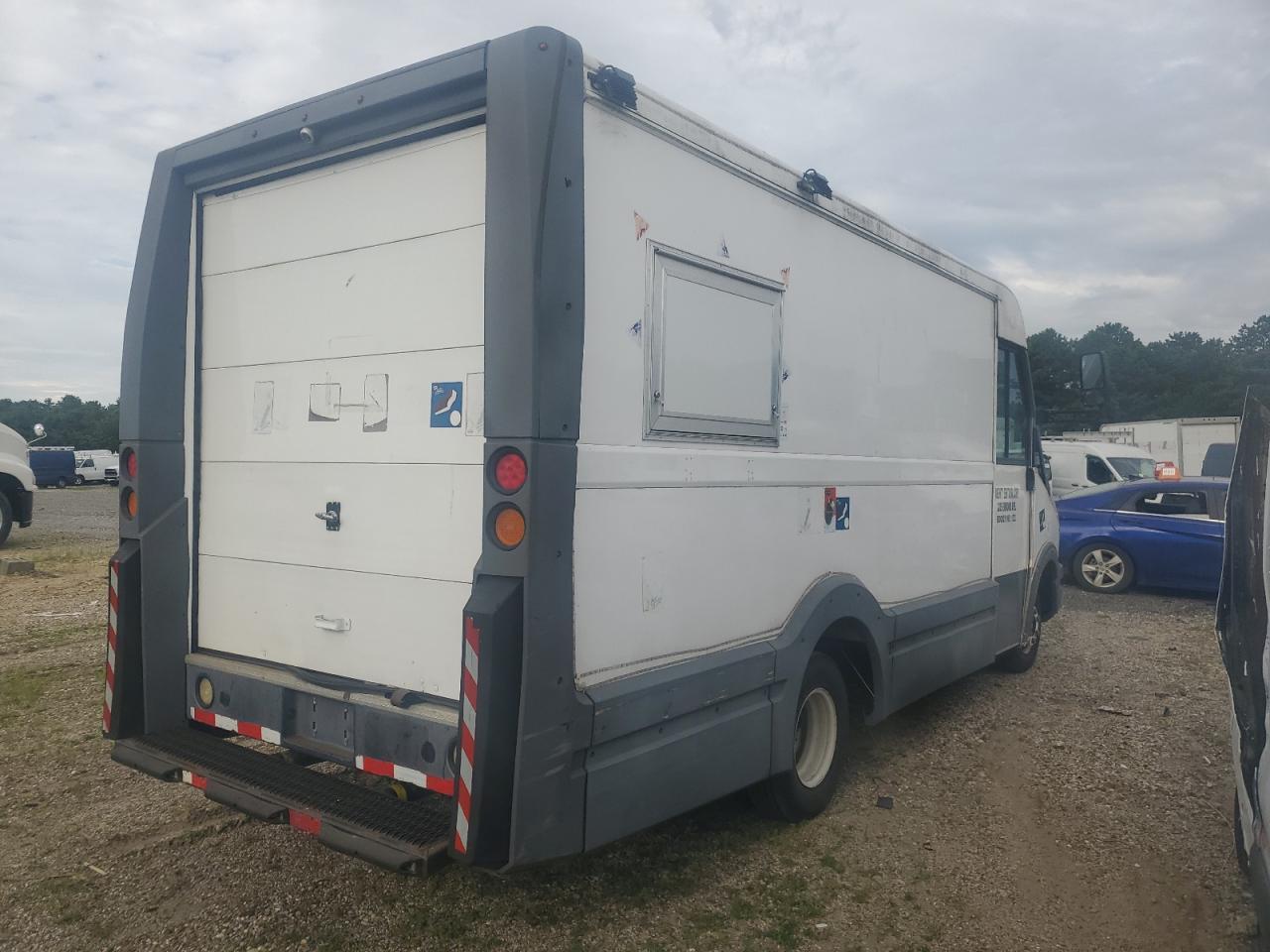 2014 Isuzu Npr - Фото 3